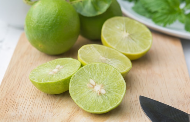 limone verde fresco su taglieri e coltelli