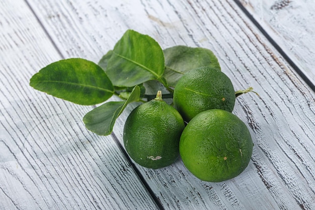 Limone verde fresco, succoso e maturo