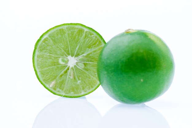 limone verde su sfondo bianco,