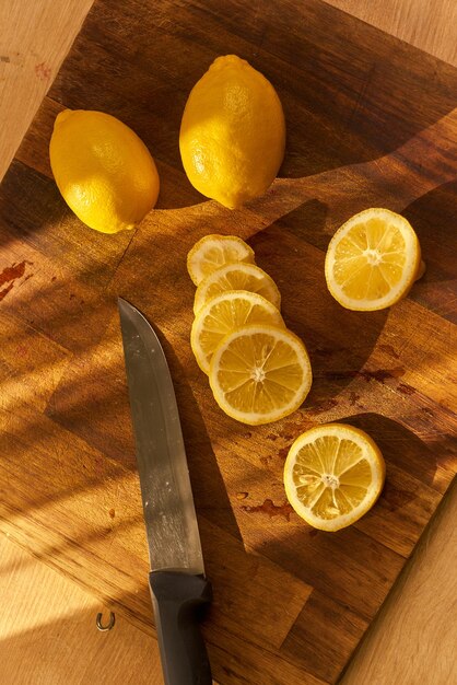 Limoni biologici freschi su un tagliere di legno Banner di limone Banner di limonata