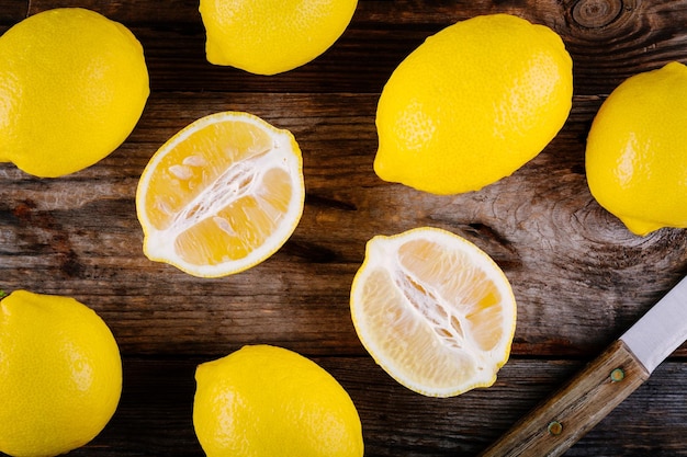 Limoni biologici freschi su uno sfondo di legno vista dall'alto