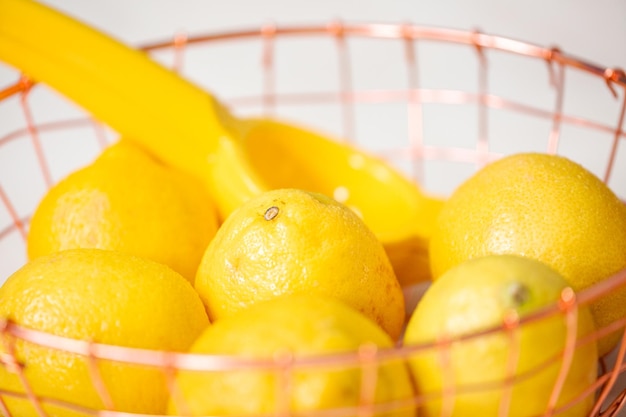 Limoni biologici nel cestello.