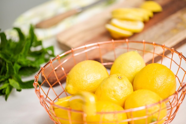 Limoni biologici nel cestello.