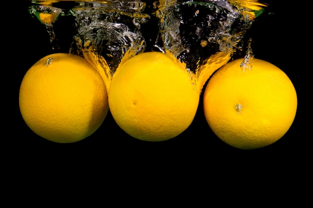 limoni che cadono in acqua