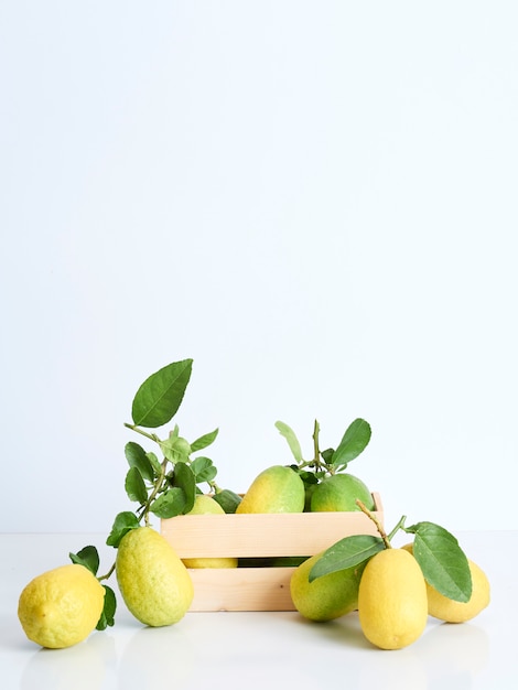 Limoni con foglie in scatola di legno