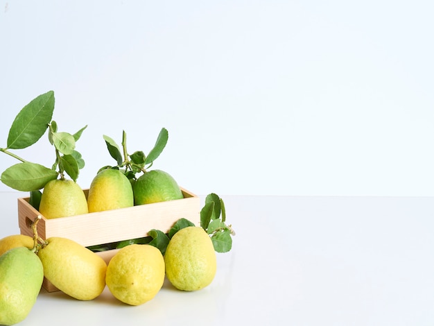 Limoni con foglie in scatola di legno