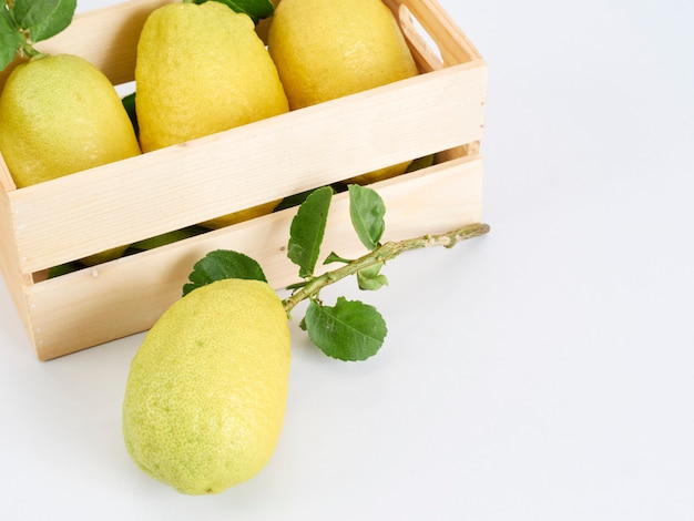 Limoni con foglie in scatola di legno