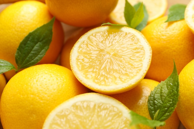 Limoni con le foglie, fine su. Frutto maturo