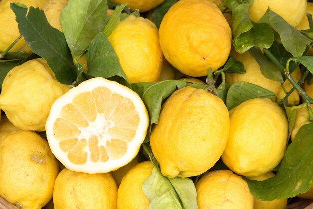 Limoni di Sorrento sul mercato locale con mezzo limone vicino