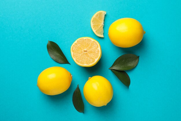 Limoni e foglie succosi sul fondo del turchese, vista superiore