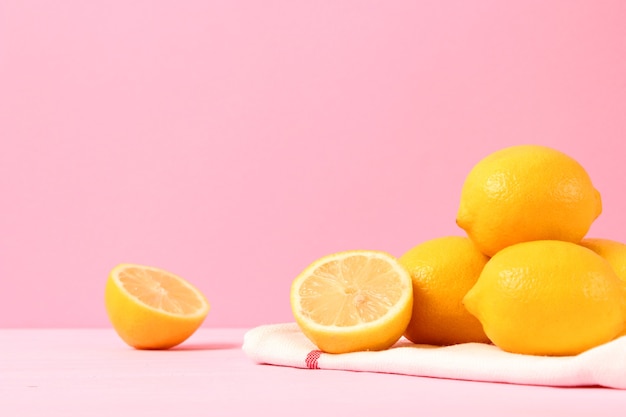 Limoni e foglie verdi su sfondo colorato. Foto di alta qualità