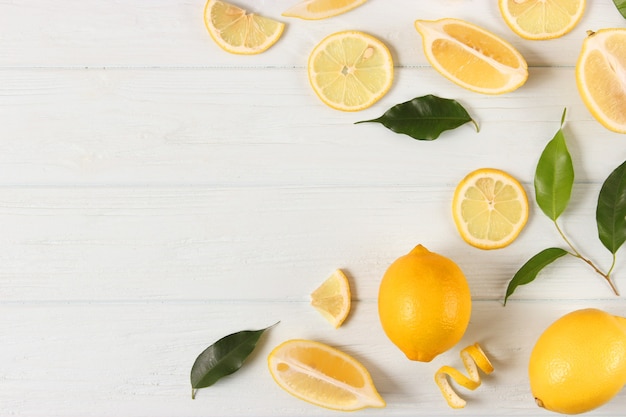 Limoni e foglie verdi su sfondo colorato