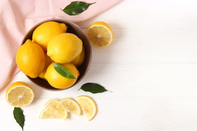 Limoni e foglie verdi su sfondo colorato