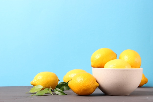 Limoni e foglie verdi su sfondo colorato