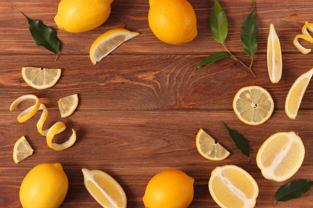 Limoni e foglie verdi su sfondo colorato