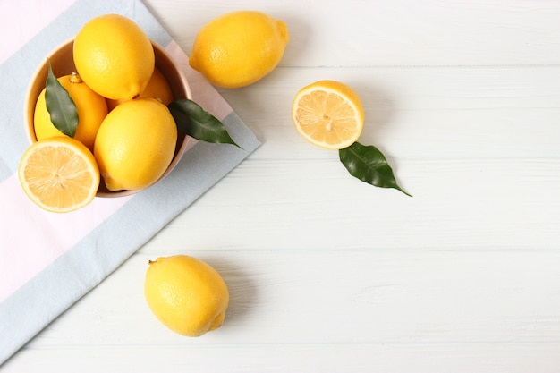 Limoni e foglie verdi su uno sfondo colorato. Foto di alta qualità