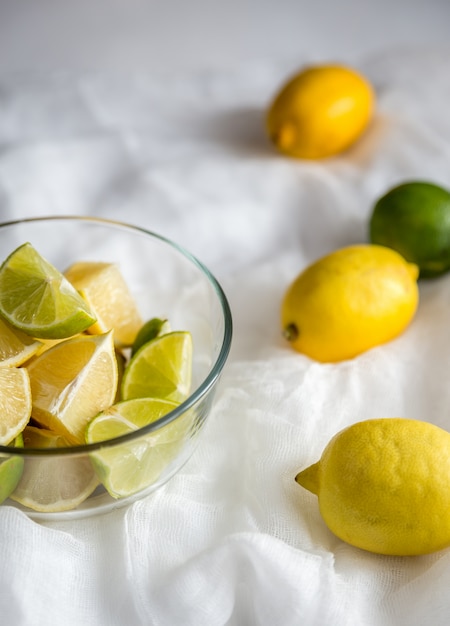 Limoni e lime affettati