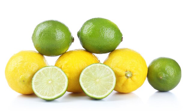 Limoni e lime isolati su bianco