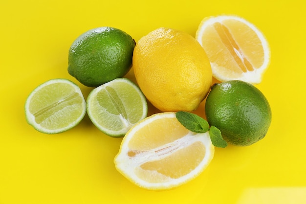 Limoni e lime su sfondo giallo