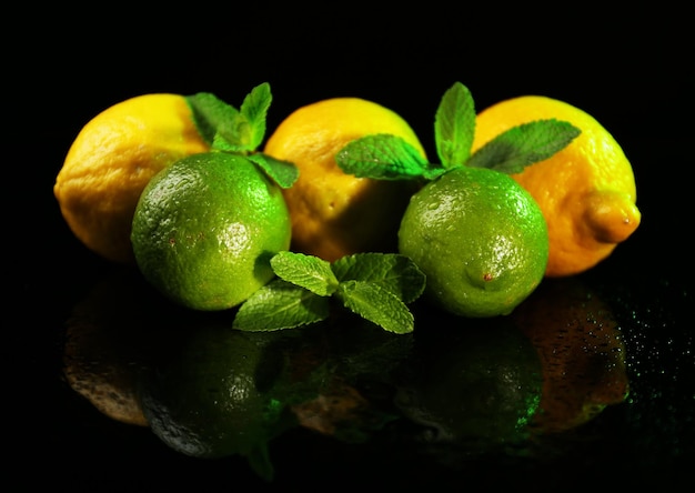 Limoni e lime su sfondo scuro