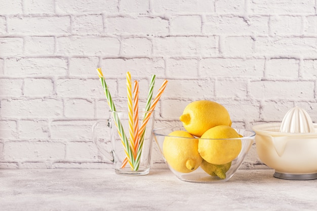 Limoni e spremiagrumi per la preparazione di succo di limone.