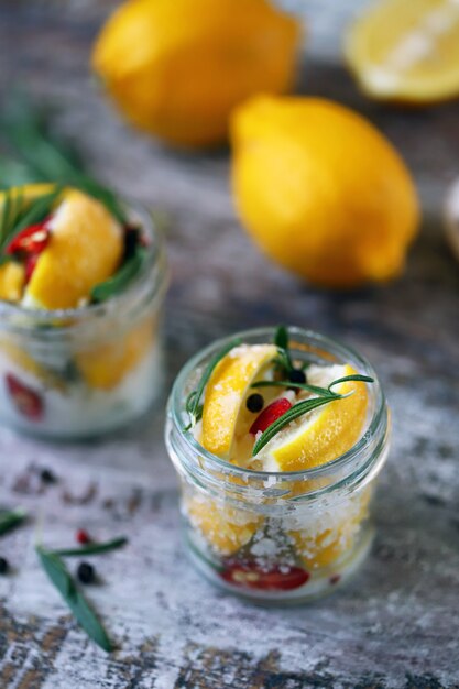 Limoni fermentati con sale e spezie