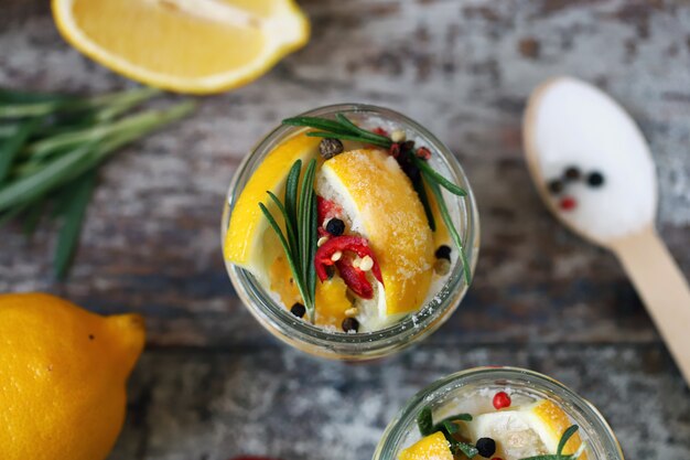 Limoni fermentati in barattoli