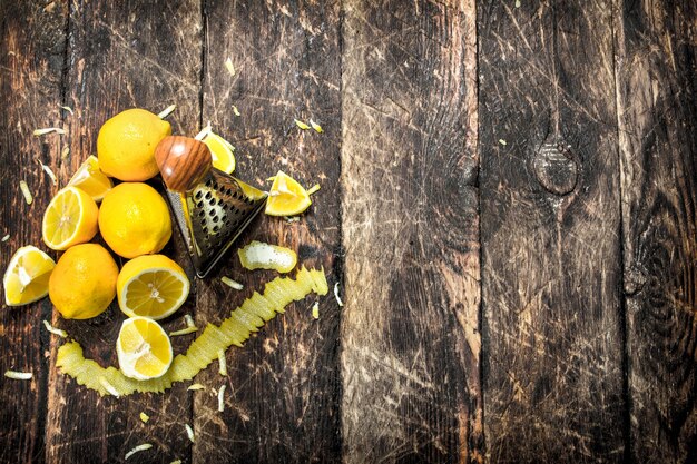 Limoni freschi con una grattugia