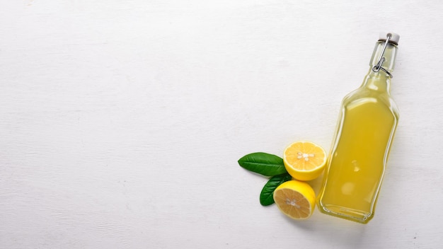 Limoni freschi e succo di limone su uno sfondo di legno Vista dall'alto Spazio libero per il testo