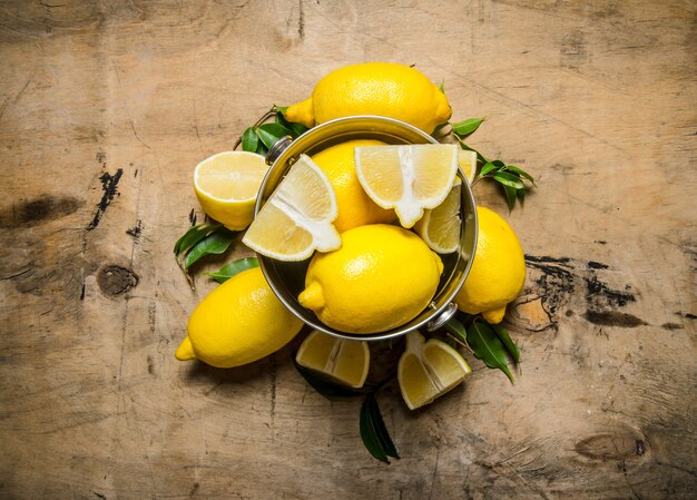 Limoni freschi in un secchio di foglie