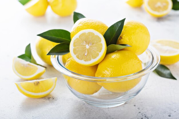 Limoni freschi in una ciotola di vetro