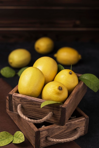 limoni freschi in una scatola di legno