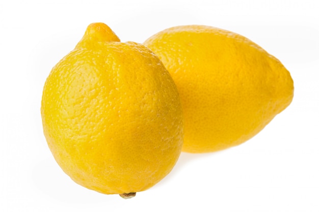 Limoni freschi isolati su bianco