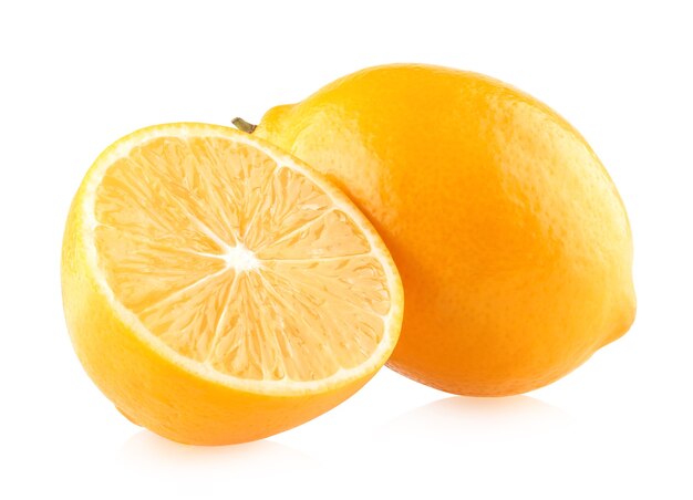 Limoni freschi isolati su sfondo bianco