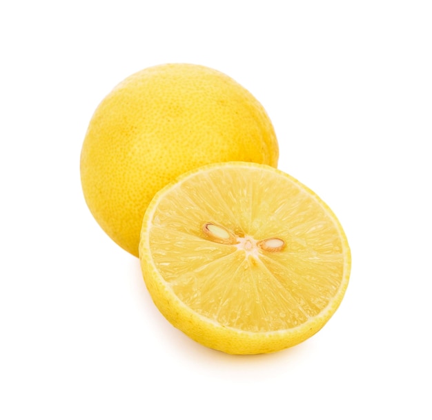 Limoni freschi isolati su sfondo bianco