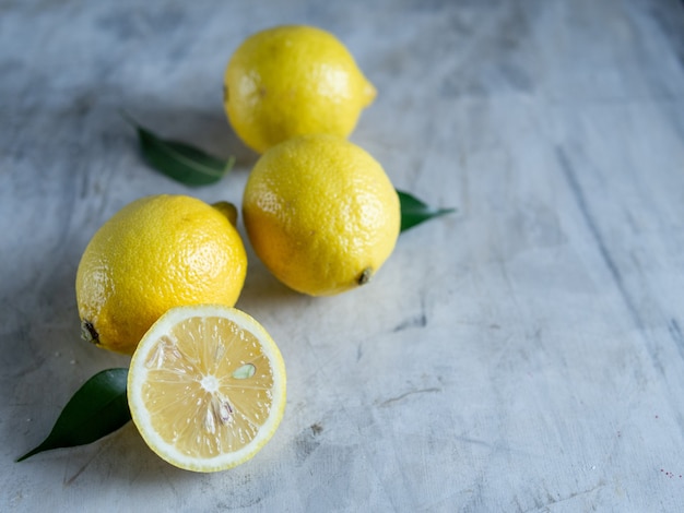 Limoni freschi maturi su fondo di pietra grigia. Vista dall'alto con copia spazio.