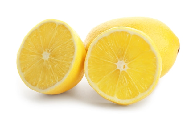 Limoni freschi maturi su sfondo bianco