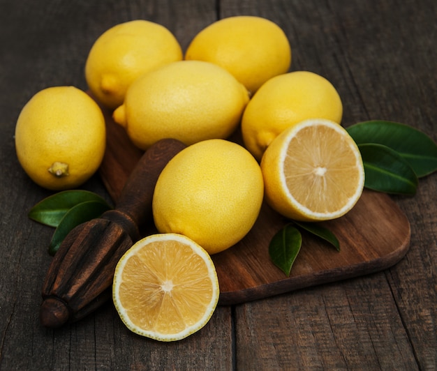 Limoni freschi maturi