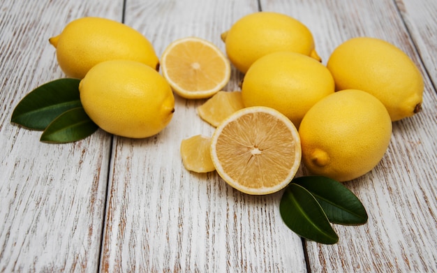 Limoni freschi maturi