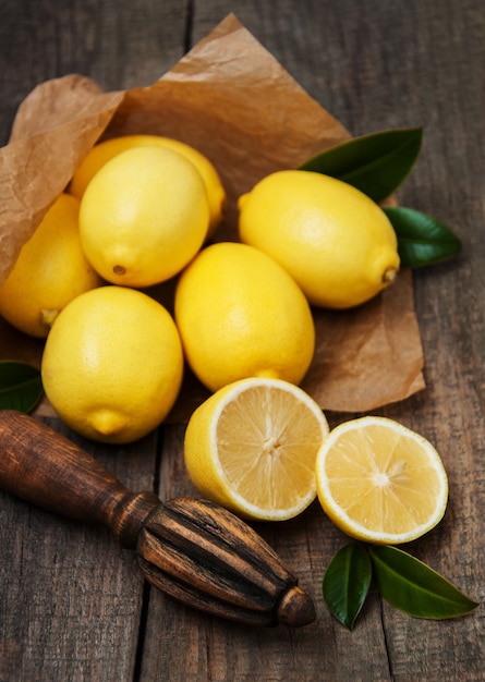 Limoni freschi maturi