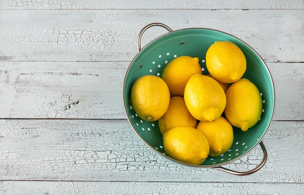 Limoni freschi nello scolapasta