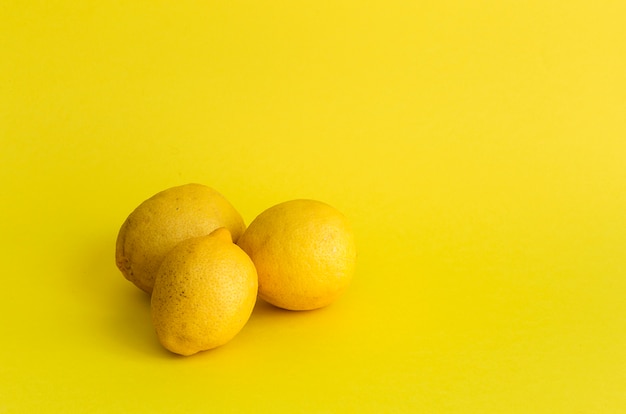 Limoni freschi su sfondo giallo. Detox