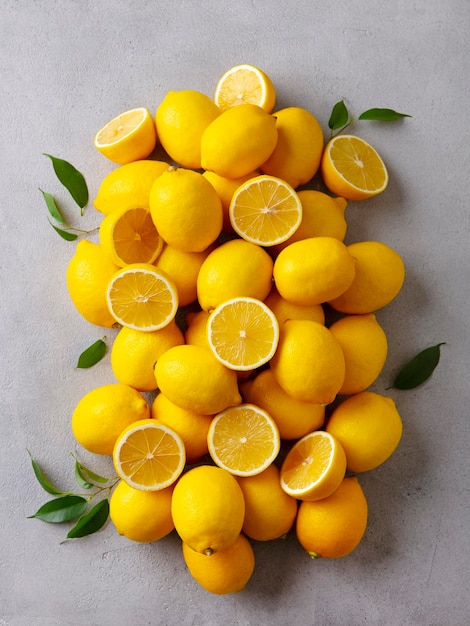 Limoni freschi su sfondo grigio Vista dall'alto