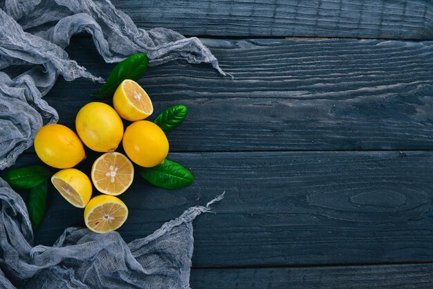 Limoni freschi su uno sfondo di legno Vista dall'alto Spazio libero per il testo