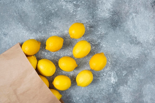 Limoni freschi sul tagliere backround grigio