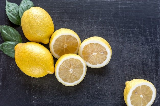 Limoni freschi sul tavolo di legno scuro