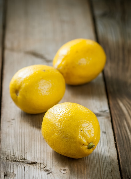 Limoni freschi sul tavolo di legno