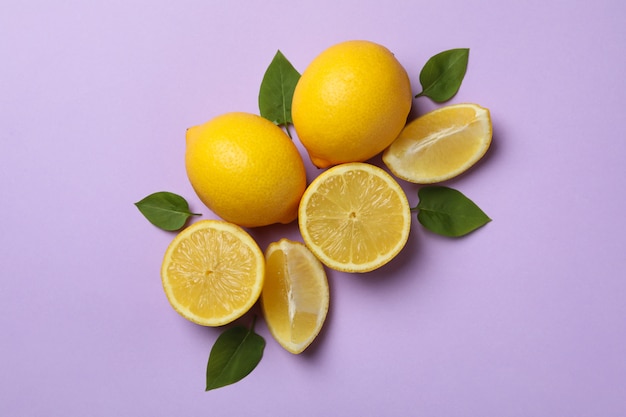 Limoni freschi sulla superficie viola. Frutto maturo