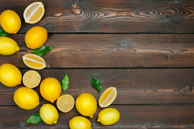 Limoni freschi sulla tavola di legno