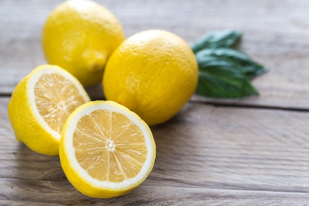 Limoni freschi sulla tavola di legno